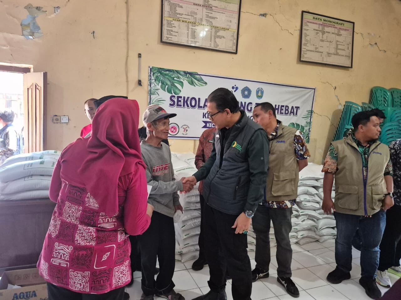 Sidak penyaluran banpang di Balai Kelurahan Jingglong, Jalan MT Haryono, Kelurahan Jingglong, Kecamatan/Kabupaten Ponorogo, Jawa Timur, Jumat (4/9/2026). (Foto: Ahmad Fauzani/Jatimnow.com)