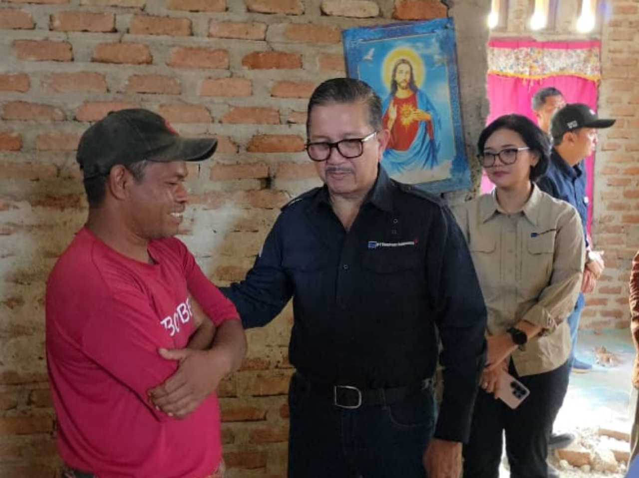 Presiden Direktur PTFI Tony Wenas saat mengunjungi salah satu rumah warga terdampak di Kec. Mbeliling, Kab. Manggarai Barat, Nusa Tenggara Timur. (Foto: PTFI for jatimnow.com)