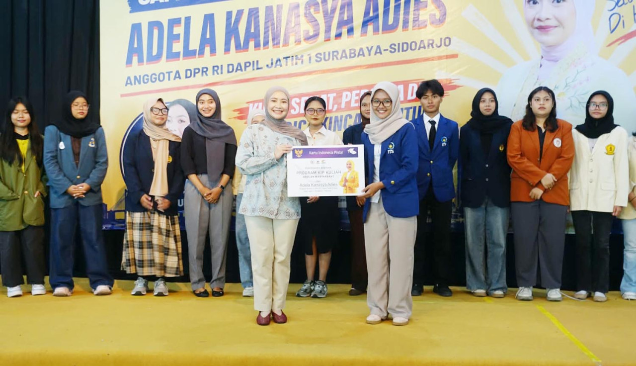 Anggota DPR RI Adela Kanasya Adies menyerahkan KIP Kuliah dan menjaring aspirasi warga Surabaya terkait pendidikan dan SDM. (Foto: Tim Media for jatimnow.com)