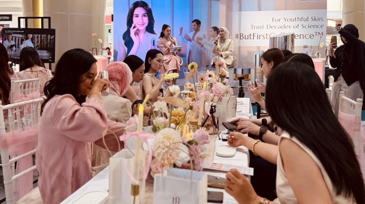 ULTIMA II menggelar Beauty Exhibition di Surabaya untuk mengenalkan teknologi CollaSence™ dan layanan konsultasi kulit berbasis riset sains. (Foto: Ali Masduki/jatimnow.com)