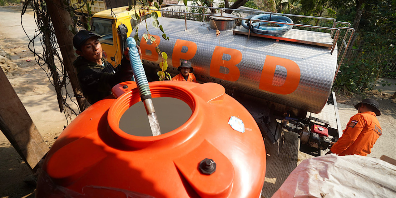 Debit Sumber Turun, BPBD Kabupaten Kediri Dropping Air Bersih ke Desa Surat