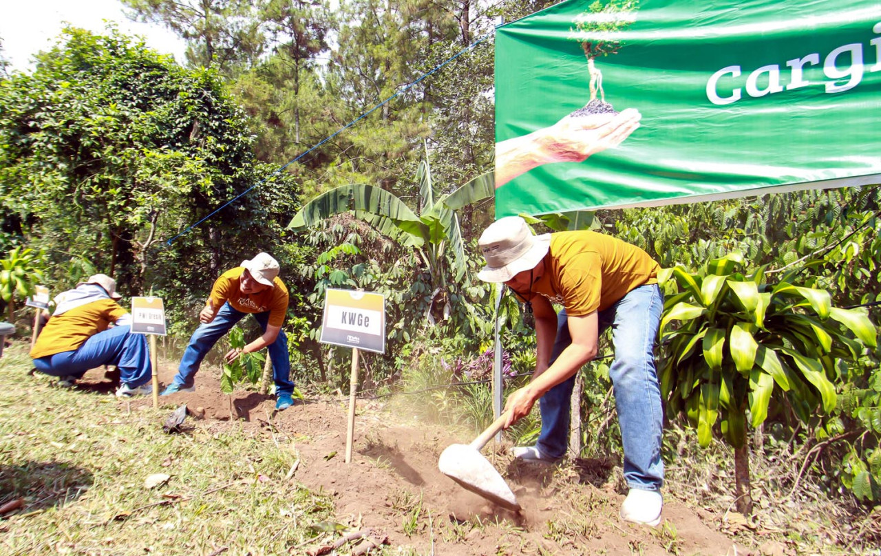 Cargill dan Wartawan Lintas Daerah Tanam Pohon di Kawasan Prigen