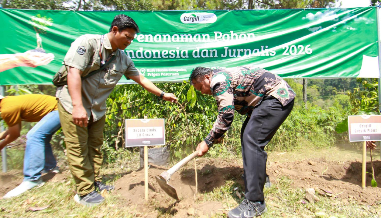 Kepala Bidang Pengendalian Pencemaran dan Kerusakan Lingkungan DLH Kabupaten Gresik M. Jauzi, yang hadir mewakili Kepala DLH Gresik Sri Subaidah, ikut penanaman pohon di area konservasi Kafe Hutan Cempaka, Rabu (23/9/2026). (Foto: Sahlul Fahmi/jatimnow.com)
