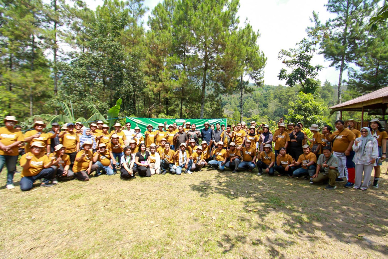Jurnalis lintas daerah ikut penanaman pohon di area konservasi Kafe Hutan Cempaka, Prigen, Kabupaten Pasuruan, Rabu (23/9/2026). (Foto: Sahlul Fahmi/jatimnow.com)