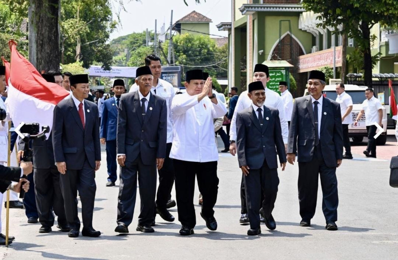 Presiden Prabowo bersama Pimpinan Pondok Gontor Kiai Hasan Abdullah Sahal saat berjalan ke Gedung Balai Pertemuan Pondok Modern (BPPM), Ponorogo. (Biro Pres)