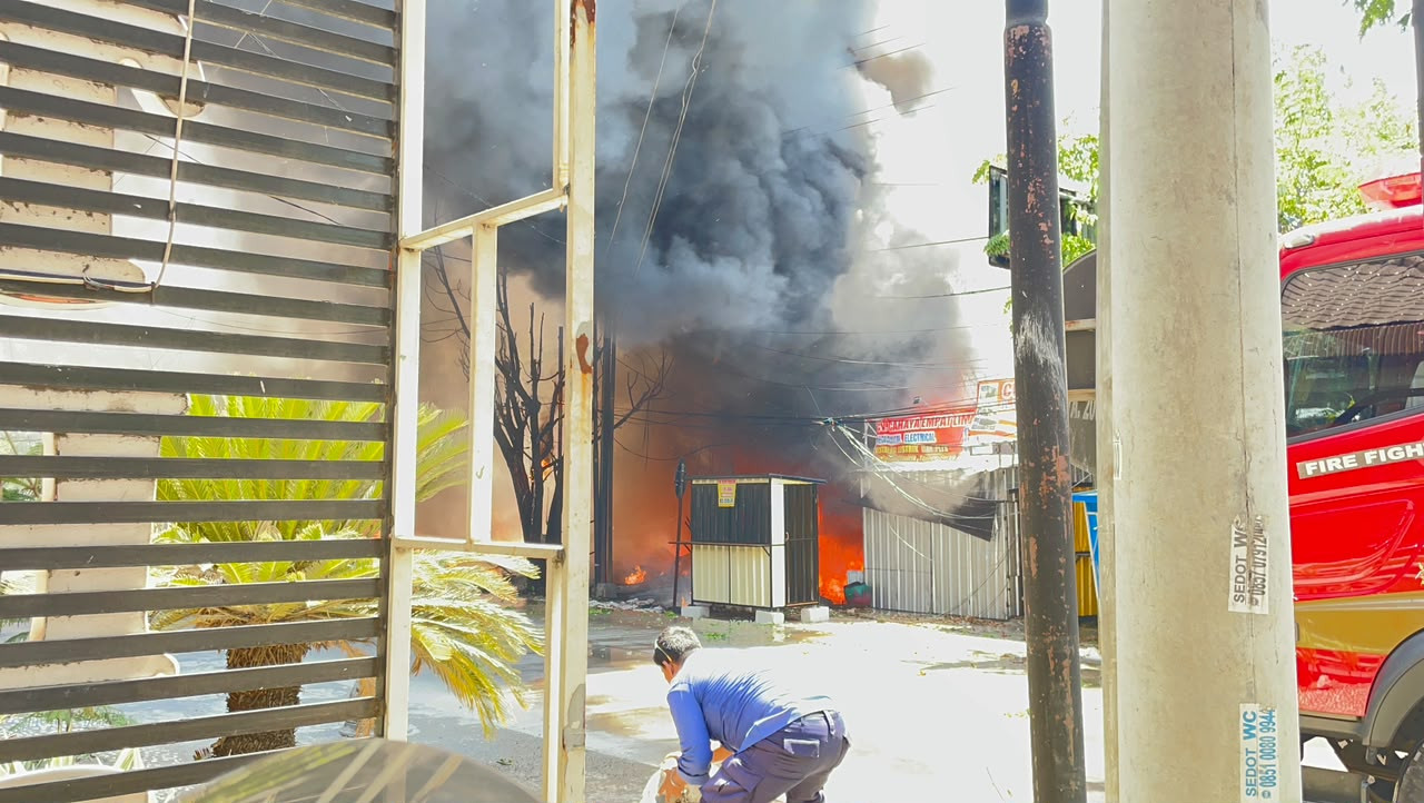 Proses pemadaman Gudang Besi Tua di Jl. Pahlawan, Kelurahan Sukomulyo, Kecamatan/kabupaten Lamongan. (Foto: Damkar Lamongan for jatimnow.com).