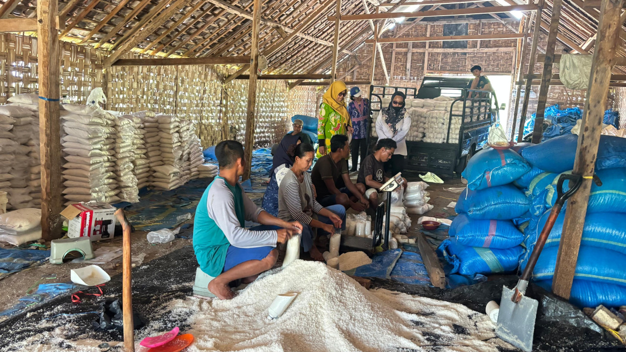 Pendampingan Dinas Perikanan di salah satu tempat produksi garam di Kecamatan Brondong, Lamongan. (Foto: Kominfo Lamongan for jatimnow.com)