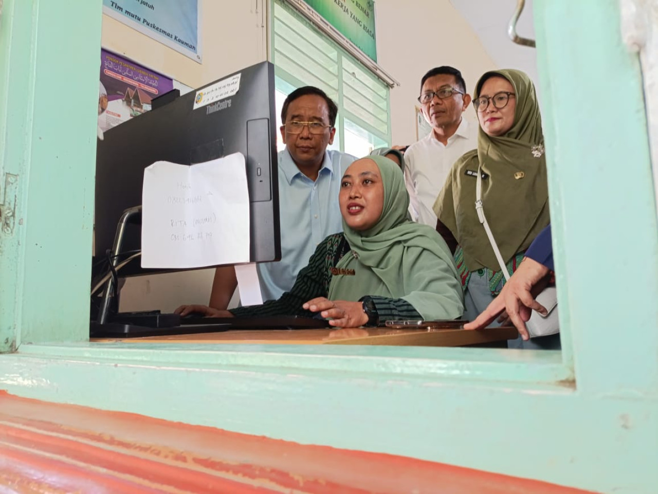 Dirjen Kesehatan Lanjutan Kementerian Kesehatan RI, dr Azhar Jaya saat meninjau persiapan di Tulungagung.(Foto: Bramanta/jatimnow.com)