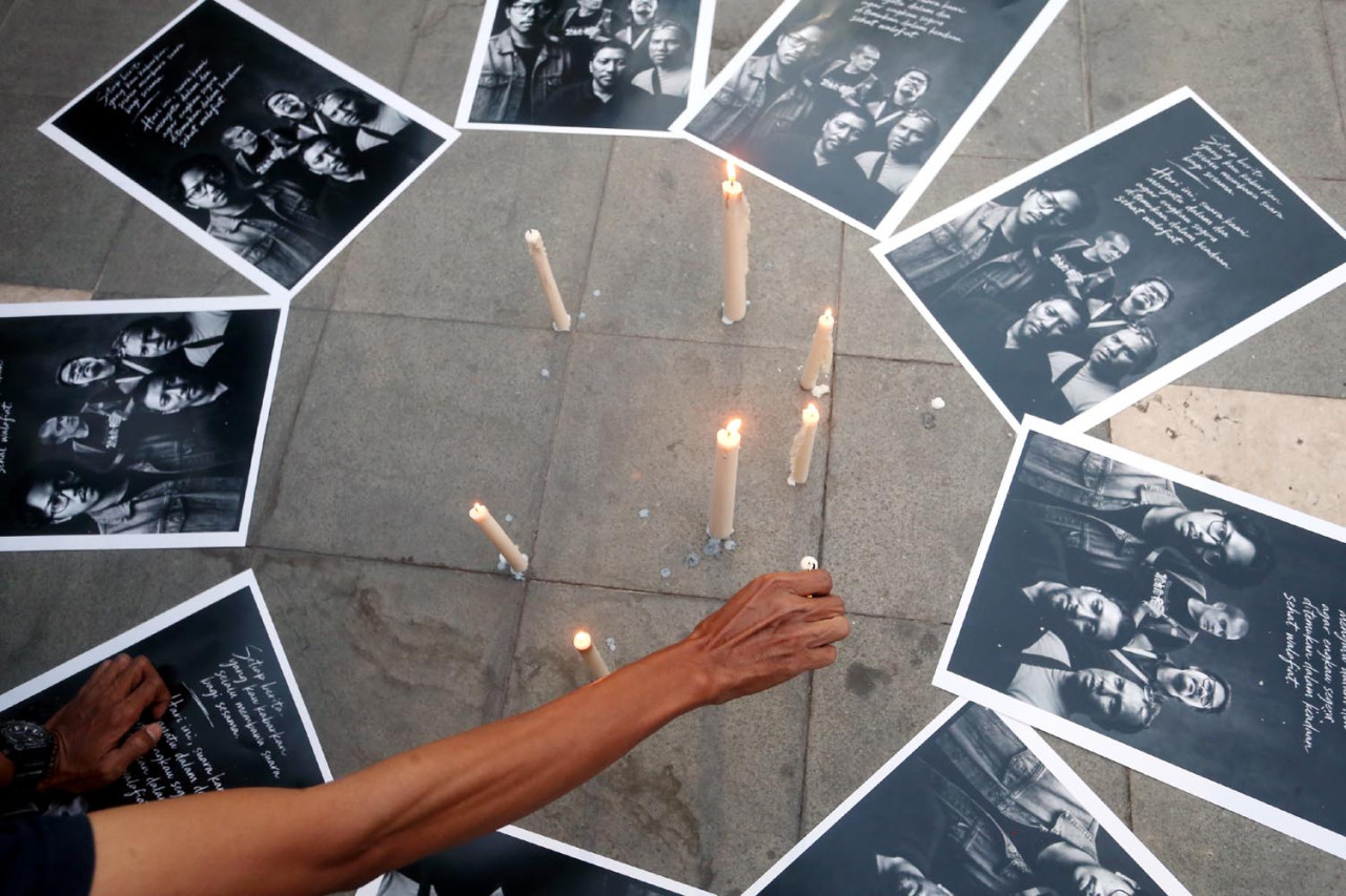 Jurnalis Surabaya meyalakan lilin ketika menggelar doa bersama untuk lima jurnalis yang hilang di Selat Sunda. (Foto: Ali Masduki/jatimnow.com)