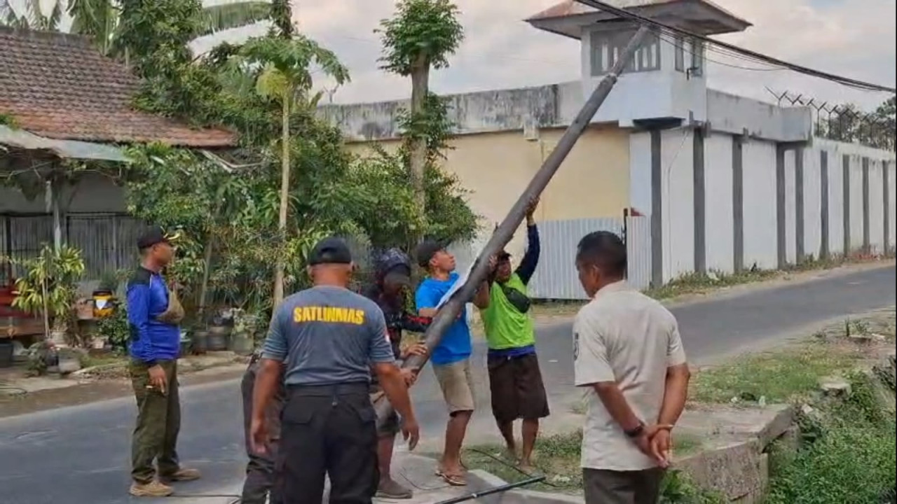 Tak Berizin, Empat Tiang Kabel Fiber Optik di Tulungagung Dirobohkan Petugas