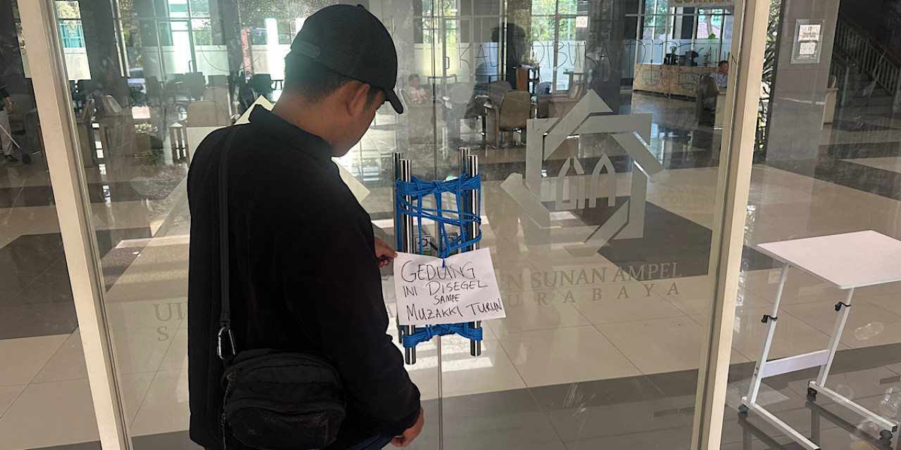 Mahasiswa Segel Gedung Rektorat UINSA, Desak Rektor Temui Massa