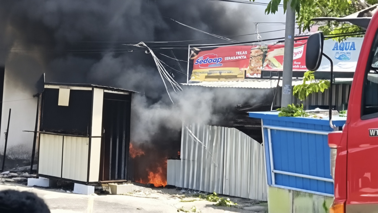 Kebakaran Gudang Besi Tua di Lamongan Bikin Panik Warga, Water Cannon Dikerahkan