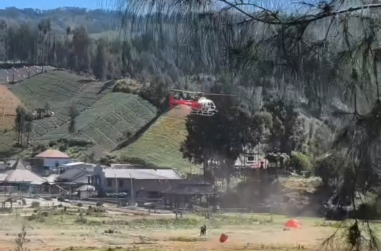 Proses pemadaman api di wilayah Gunung Semeru. (Foto: Humas TNBTS/ istimewa)