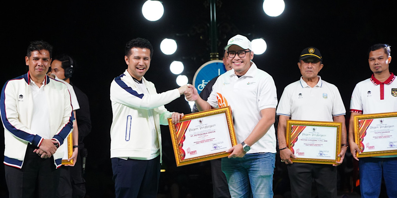 Wakil Gubernur Jawa Timur Emil Dardak saat menyerahkan penghargaan JATIM SPORT1V kepada VP Komunikasi Korporat Petrokimia Gresik Ari Primantara, di acara peringatan Haornas 2026 di Surabaya. (Foto: Petrokimia Gresik for jatimnow com)