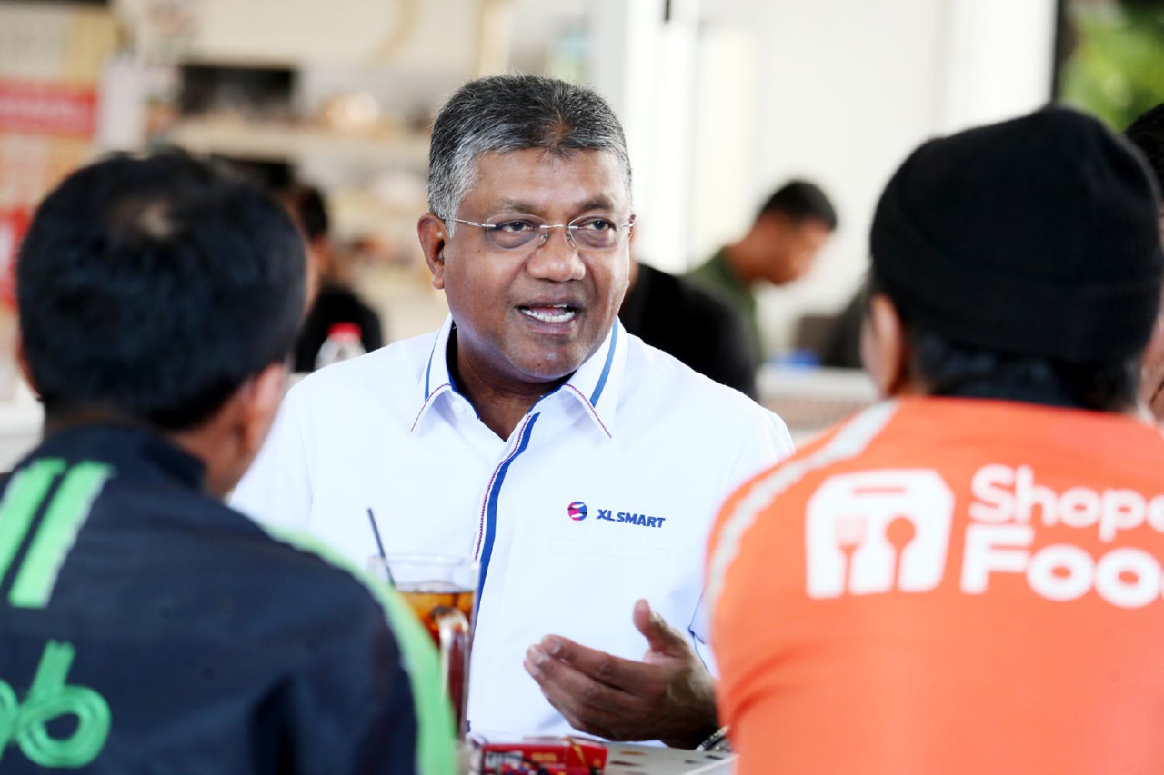 Direktur sekaligus Chief Technology Officer XLSMART, Shurish Subbramaniam, berdialog dengan sejumlah mitra pengemudi di Warkop Titik Kumpul, Jalan Jawa, Kamis (03/9/2026). (Foto: Ali Masduki/jatimnow.com)