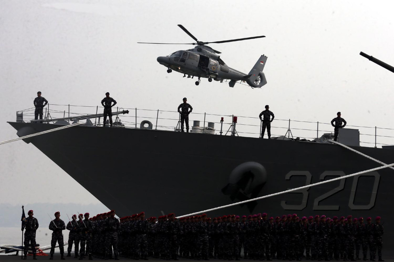 Helikopter TNI Angkatan Laut yang membawa Inspektur Upacara melintas di atas prajurit ketika Apel Siaga HUT ke-81 TNI AL di Dermaga Madura Koarmada II, Surabaya, Kamis (10/9/2026). (Foto: Ali Masduki/jatimnow.com)