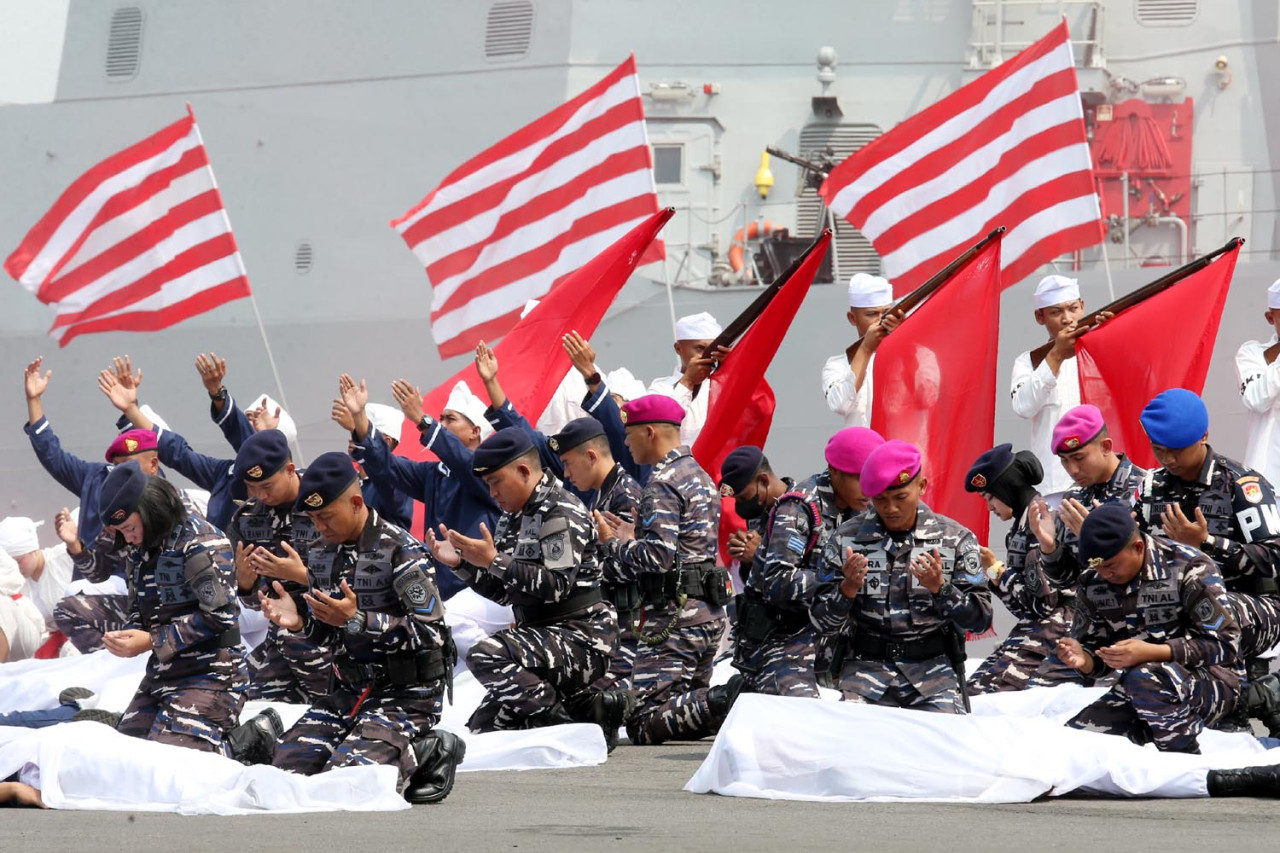 Pertunjukan teaterikal sejarah perjuangan TNI Angkatan Laut mengiringi Apel Siaga HUT ke-81 TNI AL di Dermaga Madura Koarmada II, Surabaya, Kamis (10/9/2026). (Foto: Ali Masduki/jatimnow.com) 