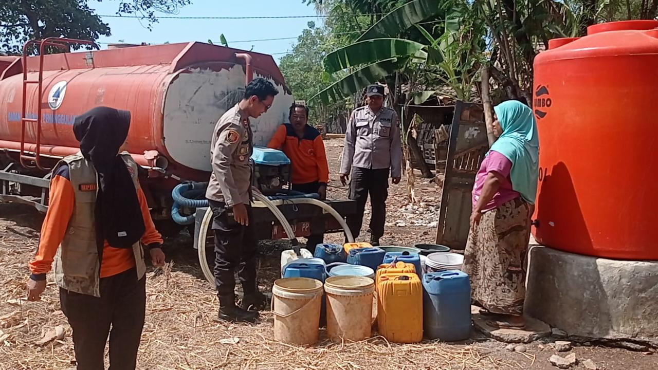 Petugas mengirimkan bantuan air bersih. (Foto: Ide Farid/jatimnow.com)