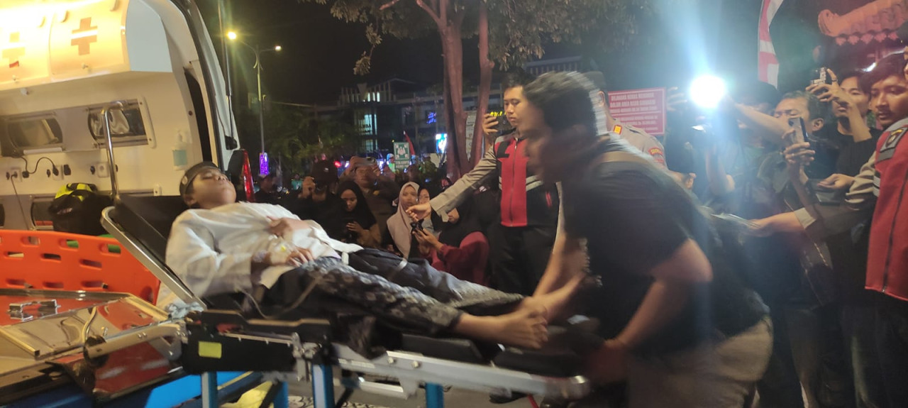 Seorang santri dilarikan ke rumah sakit (foto: Hadi for jatimnow.com)