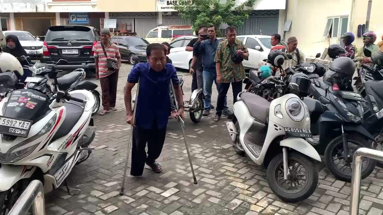 Penyandang disabilitas di Tulungagung saat mendatangi Kantor Dinsos. (Foto:Bramanta/jatimnow.com)