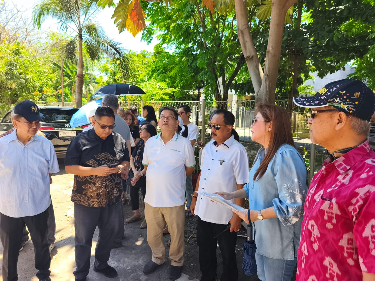Armuji turun tangan meninjau Kosan di Dharmahusada Permai Surabaya, sejumlah warga nampak mendampingi (foto: Yat for jatimnow.com)