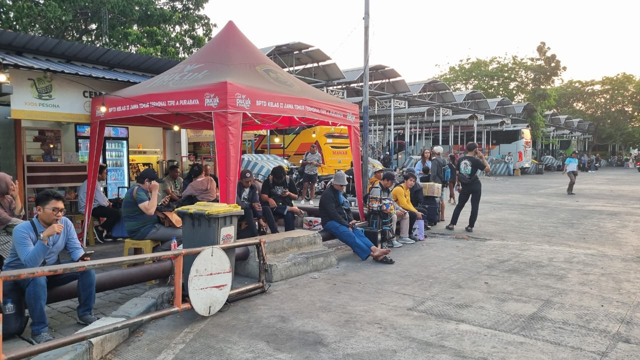 Sejumlah penumpang nampak antre menunggu armada bus tujuannya (foto: Ifan/jatimnow.com)