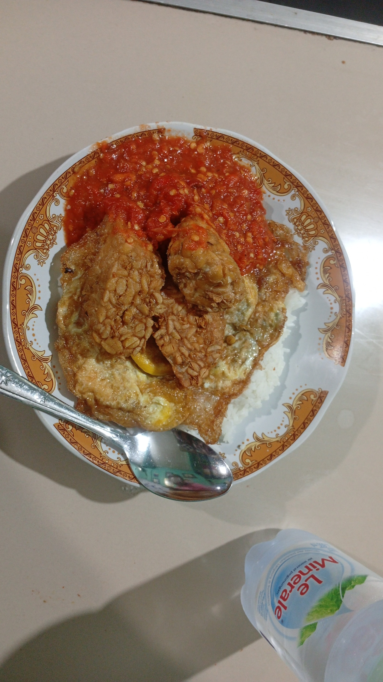Seporsi sederhana Sego Sambel Mak Yeye, pelanggan bisa pesan tingkat kepedasan sambal (foto: Nur Ifansyah/jatimnow.com)