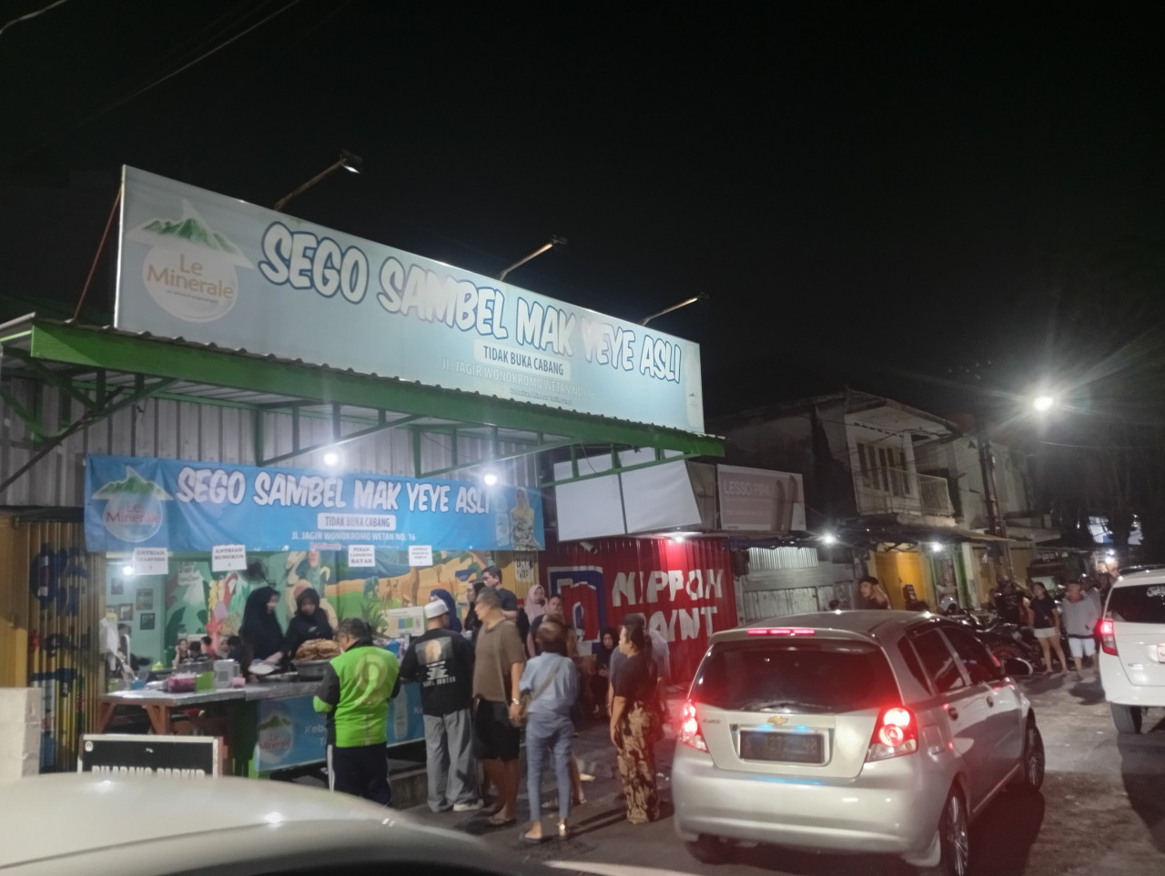 Antrean panjang Sego Sambel Mak Yeye di Wonokromo Surabaya (foto: Nur Ifansyah/jatimnow.com)