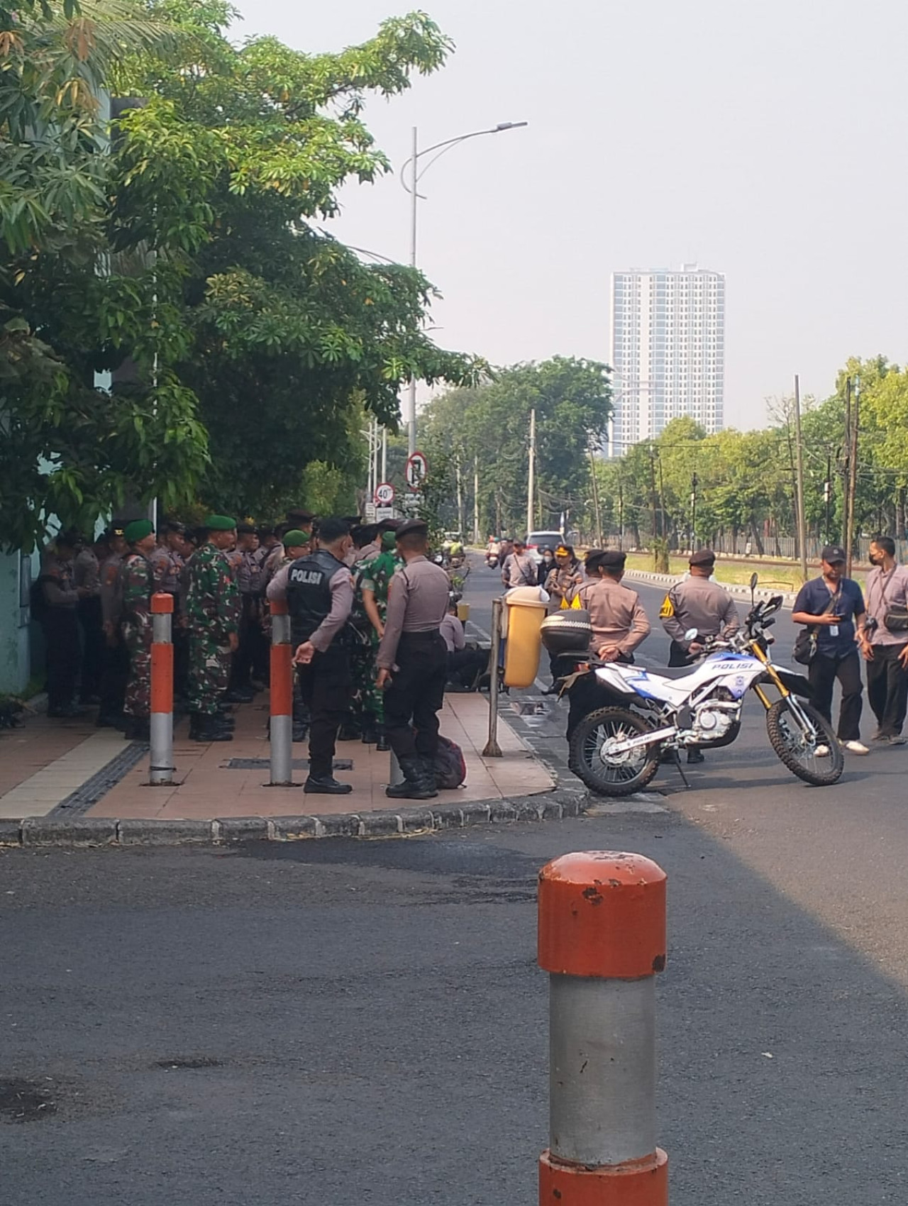 Sejumlah personil Polisi dan Tentara berjaga sebelum memasuki area kampus (foto: Nur Ifansyah/jatimnow.com)