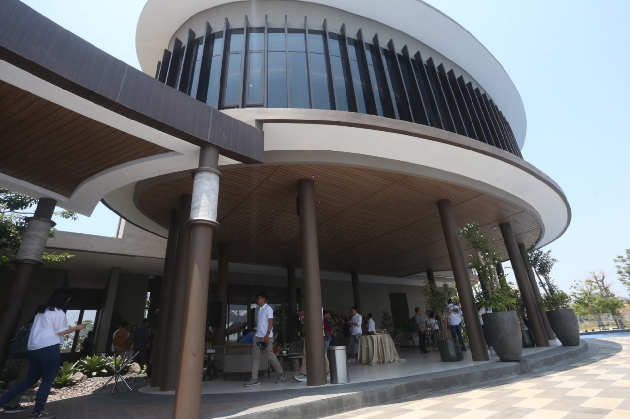 Cayman Wellness Club menjadi salah satu fasilitas utama yang ditawarkan kepada penghuni. Clubhouse tersebut dilengkapi kolam renang, gazebo, jogging track, private gym, serta lapangan badminton indoor. (Foto: Ali Masduki/jatimnow.com)