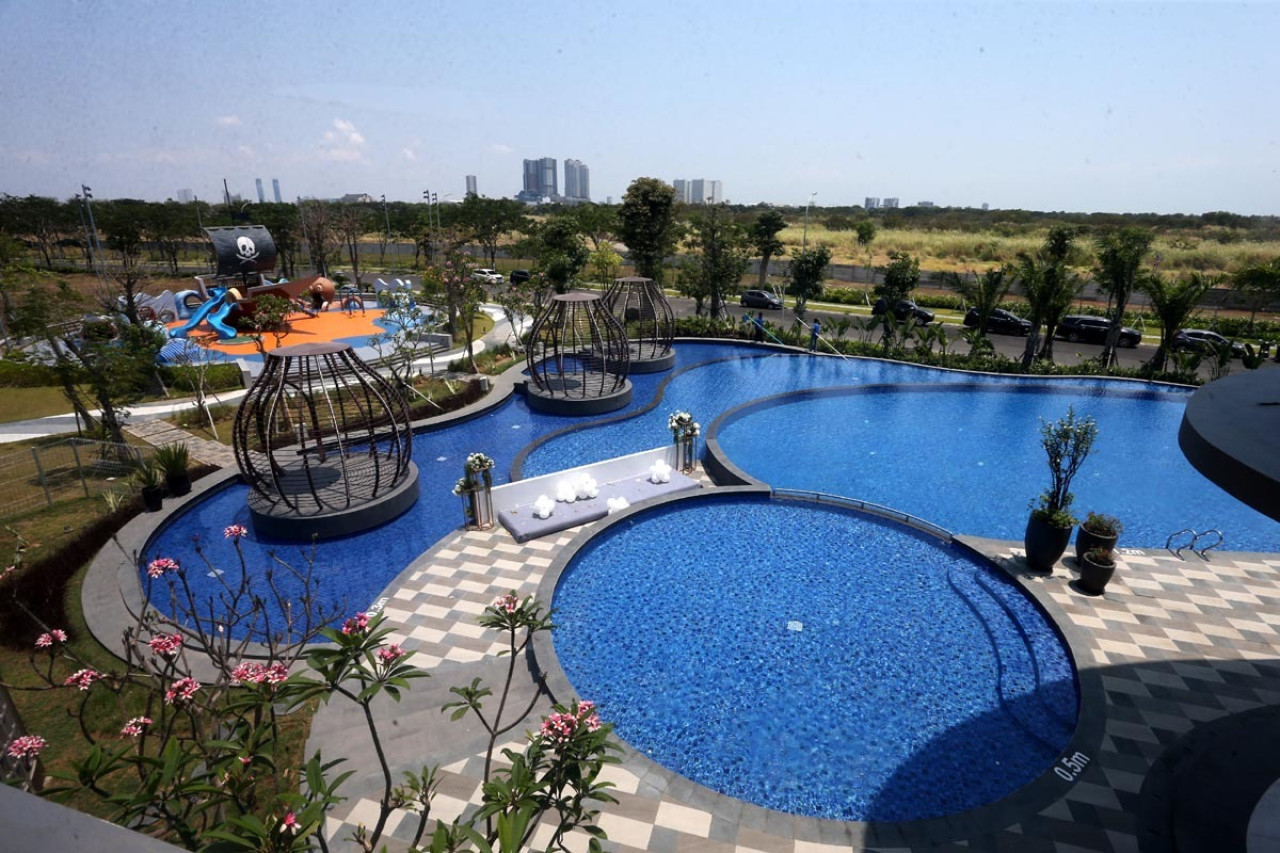 Cayman Wellness Club menjadi salah satu fasilitas utama yang ditawarkan kepada penghuni. Clubhouse tersebut dilengkapi kolam renang, gazebo, jogging track, private gym, serta lapangan badminton indoor. (Foto: Ali Masduki/jatimnow.com)