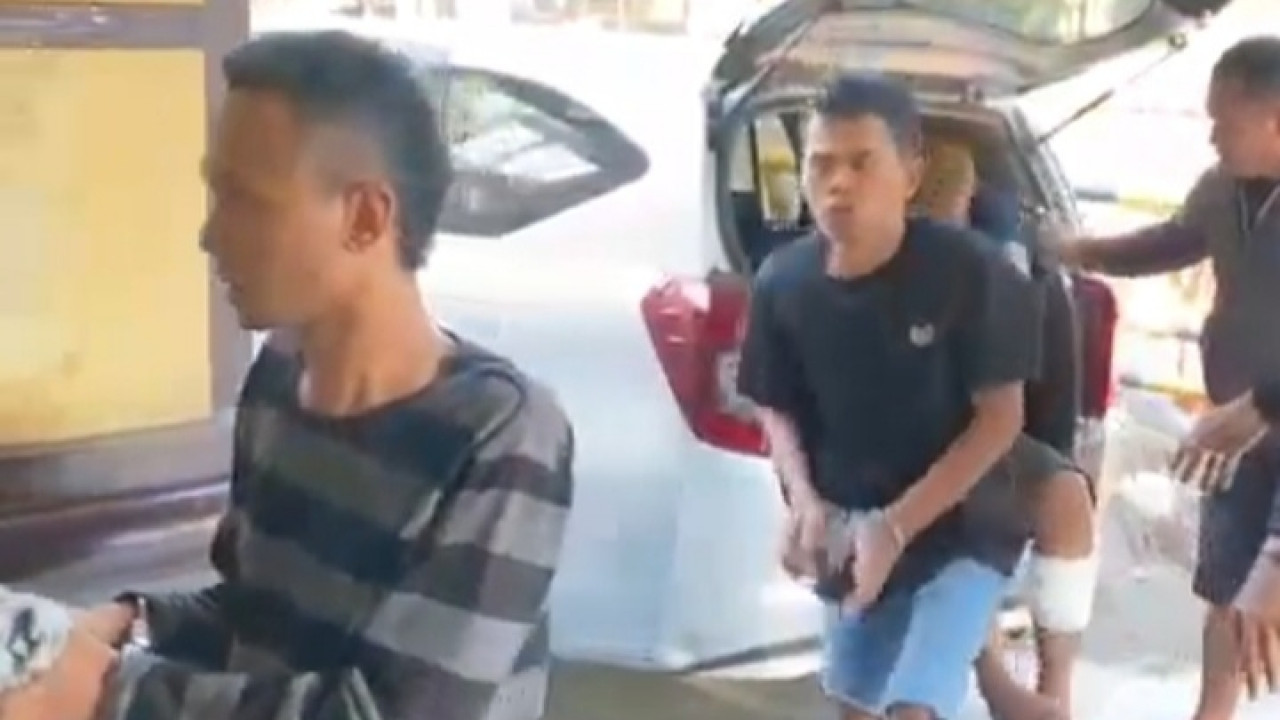 Tersangka pencurian motor di Surabaya saat ditangkap. (Foto: Sujianto/jatimnow.com)