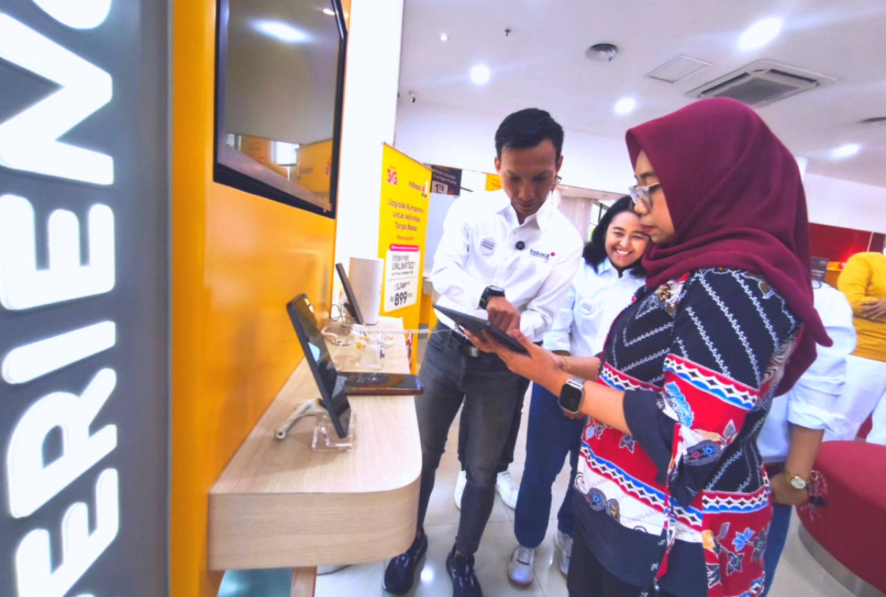 Foto: Hari Pelanggan, Bos Indosat Ikut Layani Pelanggan