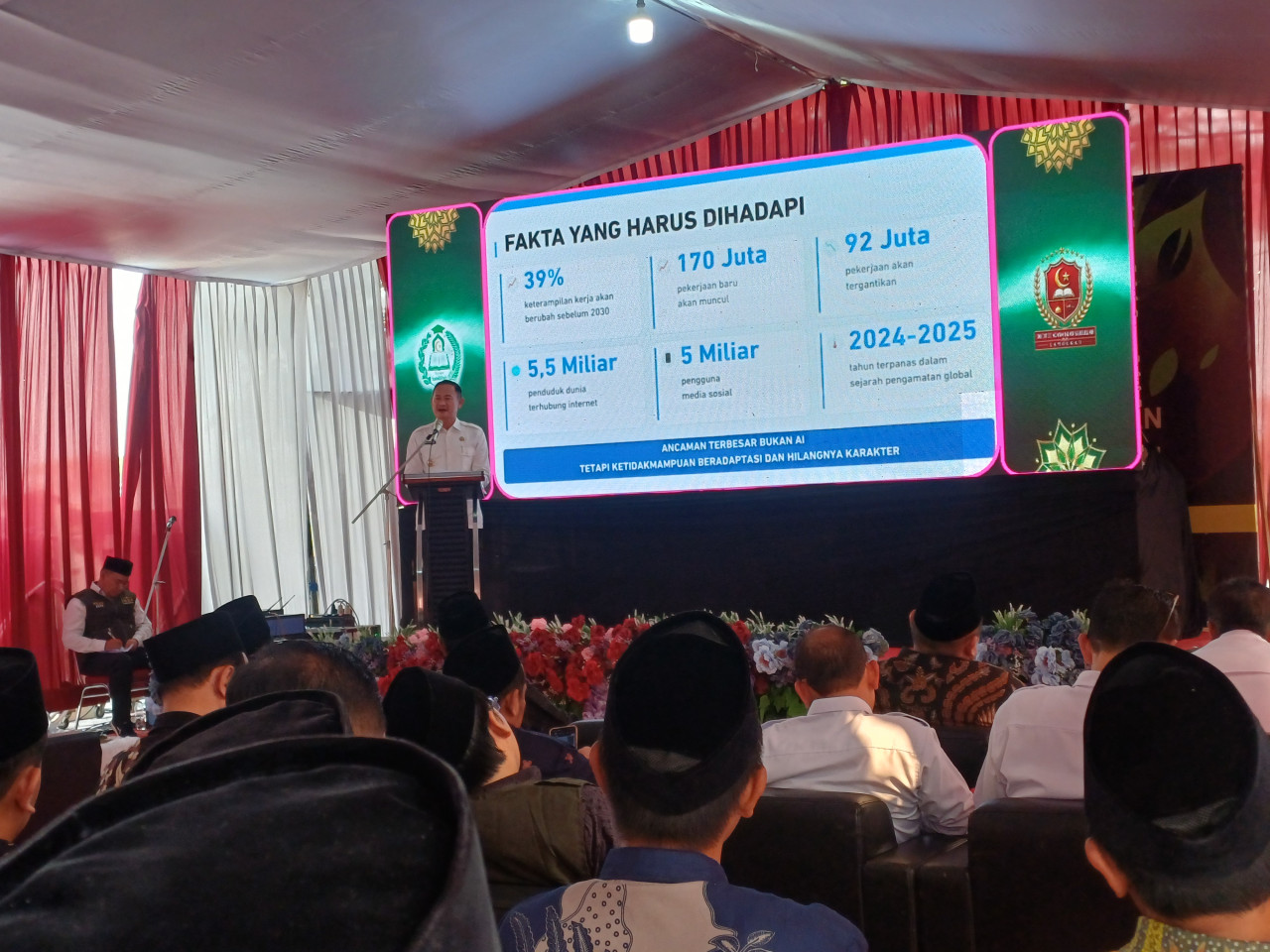 Bupati Lamongan, Yuhronur Efendi saat mengisi materi kuliah umum di INSA Lamongan. (Foto: Adyad Ammy Iffansah/jatimnow.com)