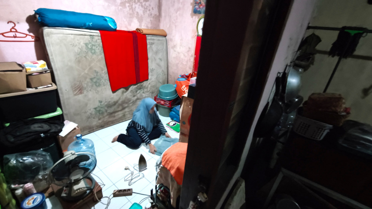 Asmaul rumah kosnya di kawasan Simo, Surabaya, Jumat (25/9/2026) malam. (Foto: Ali Masduki/jatimnow.com)