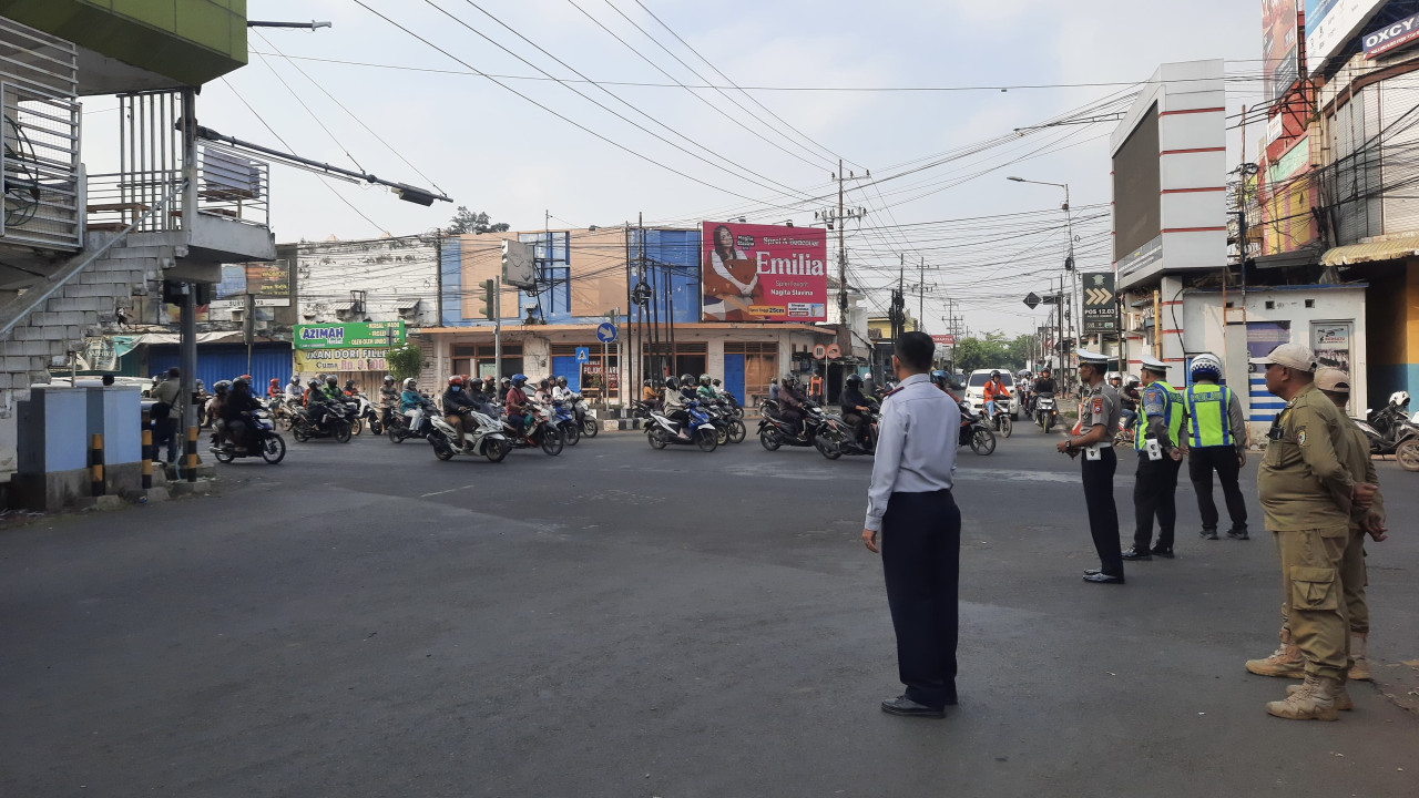Respons Tuntutan Pedagang Pasar Tanjung, Arus Lalu Lintas Jalan Samanhudi Dibalik