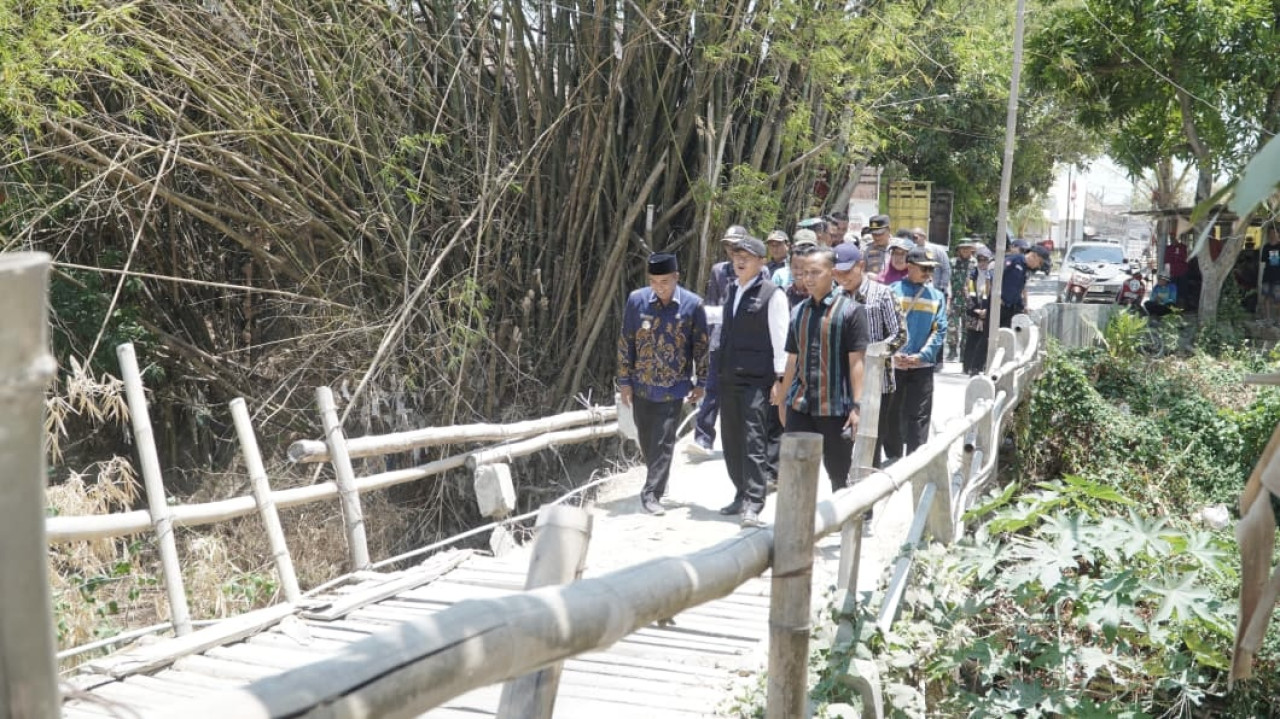 Bupati Lamongan, Yuhronur Efendi saat meninjau lokasi Jembatan Talunrejo, di Kecamatan Bluluk, Lamongan. (Foto: Kominfo Lamongan for jatimnow.com)