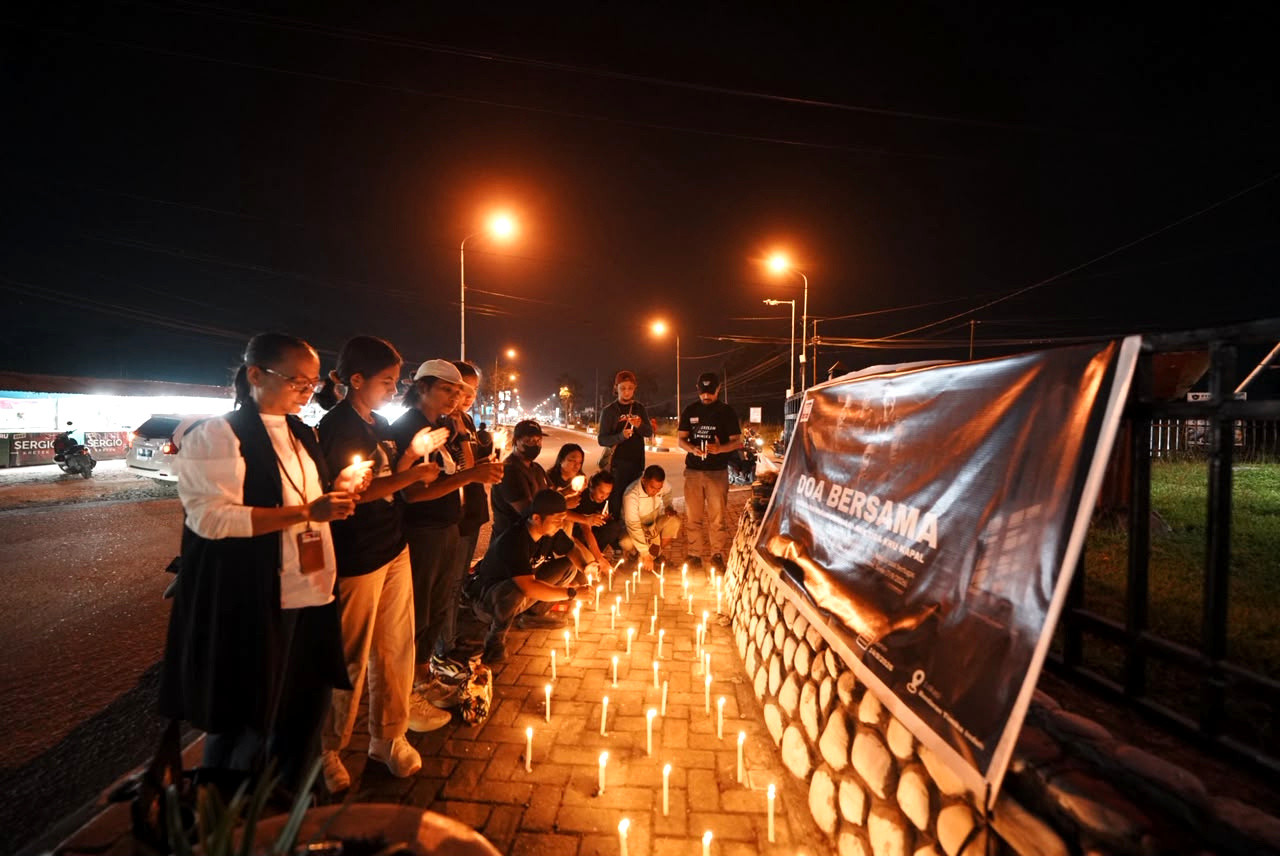 Jurnalis Mimika menggelar doa dan menyalakan lilin untuk mendukung pencarian lima wartawan dan tiga kru kapal yang hilang di Krakatau. (Foto/PFI Mimika)