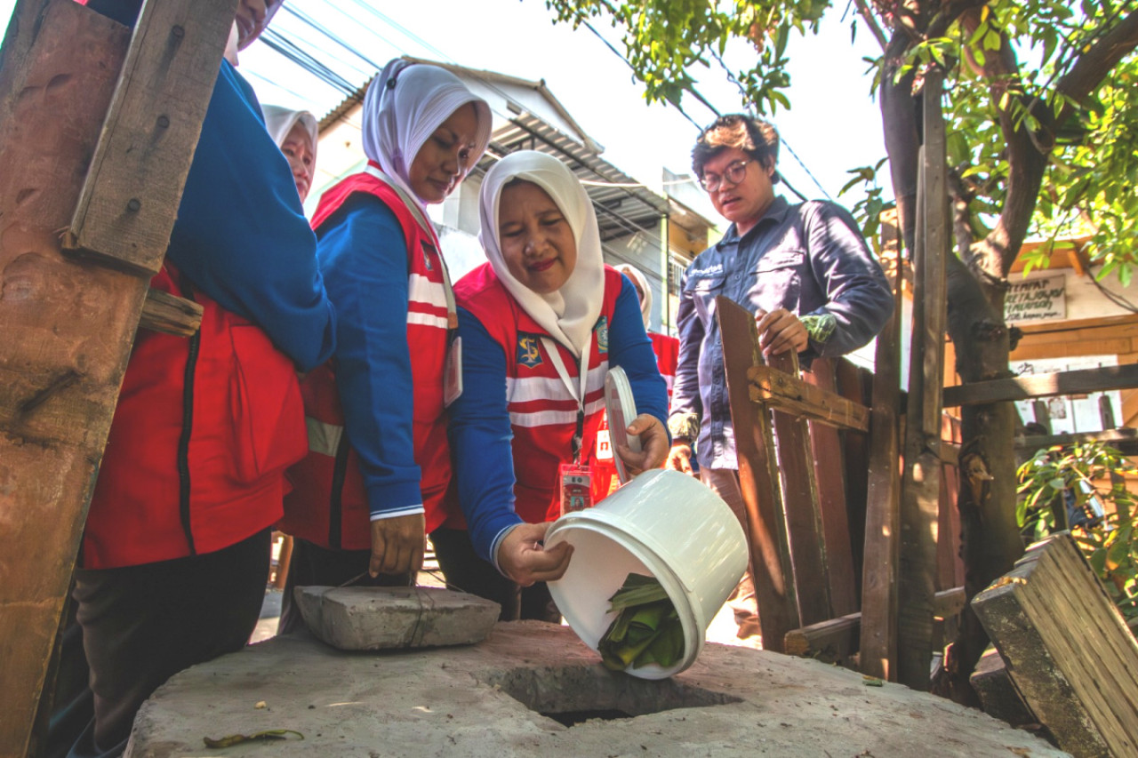 Warga Kapasmadya Baru mendapat edukasi untuk memilah dan mengolah sampah organik sejak dari sumber. (Foto: Ecoton for jatimnow.com)