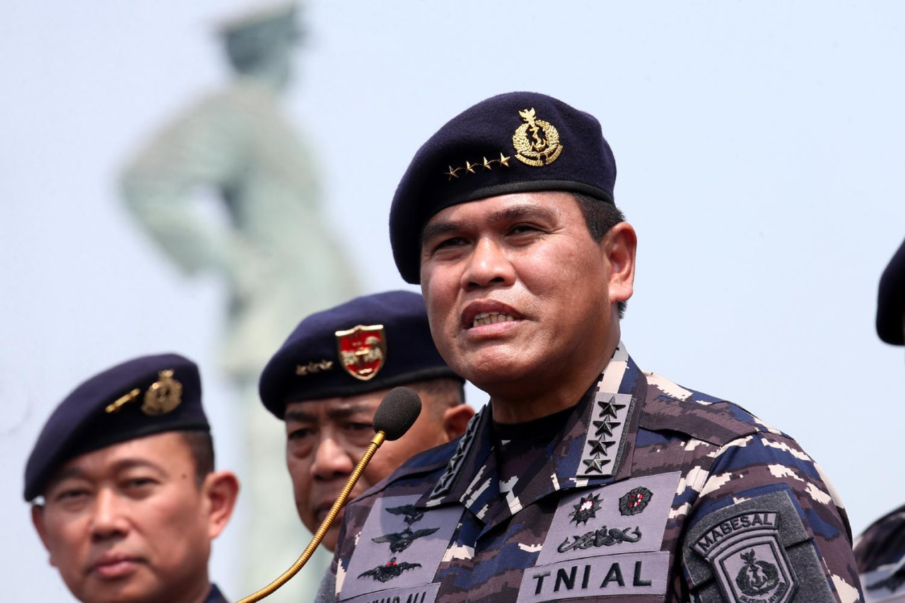Kepala Staf Angkatan Laut (Kasal) Laksamana TNI Muhammad Ali memberikan keterangan pers usai memimpin Apel Siaga HUT ke-81 TNI AL di Dermaga Madura Koarmada II, Surabaya, Kamis (10/9/2026). (Foto: Ali Masduki/jatimnow.com) 