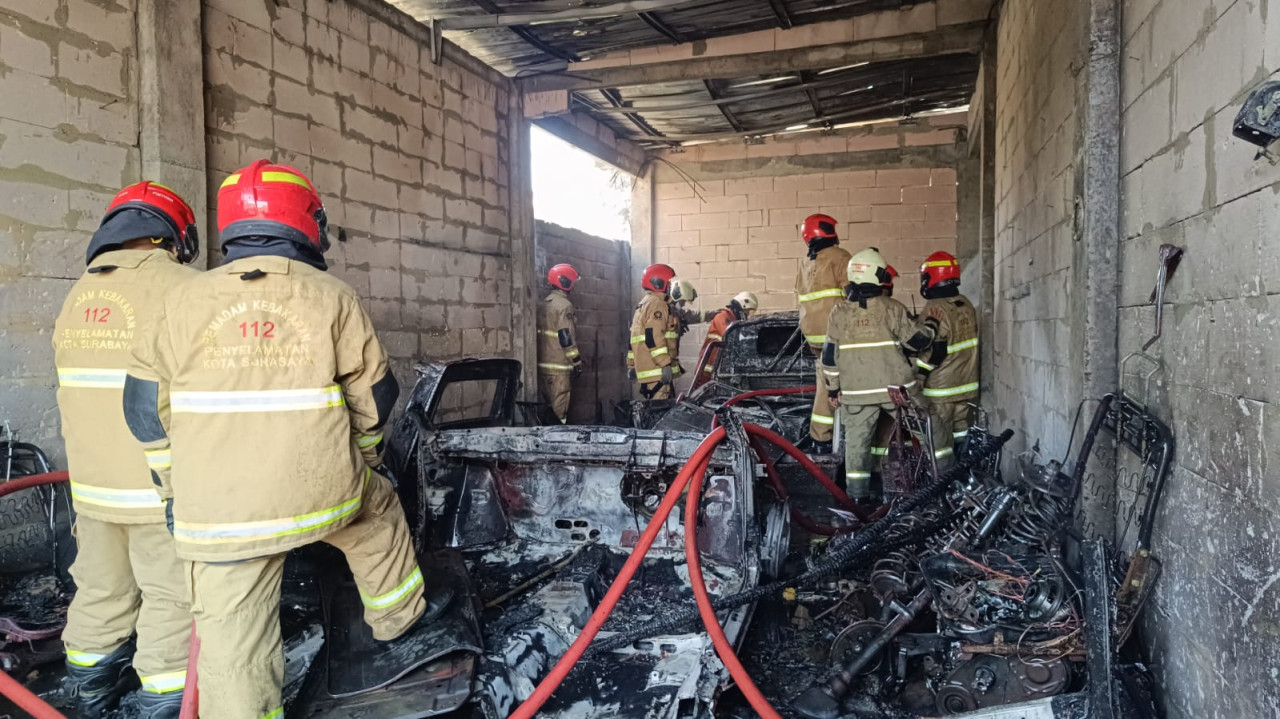 Bengkel Mobil di Simo Pomahan Surabaya Terbakar, Diduga Karena Korsleting
