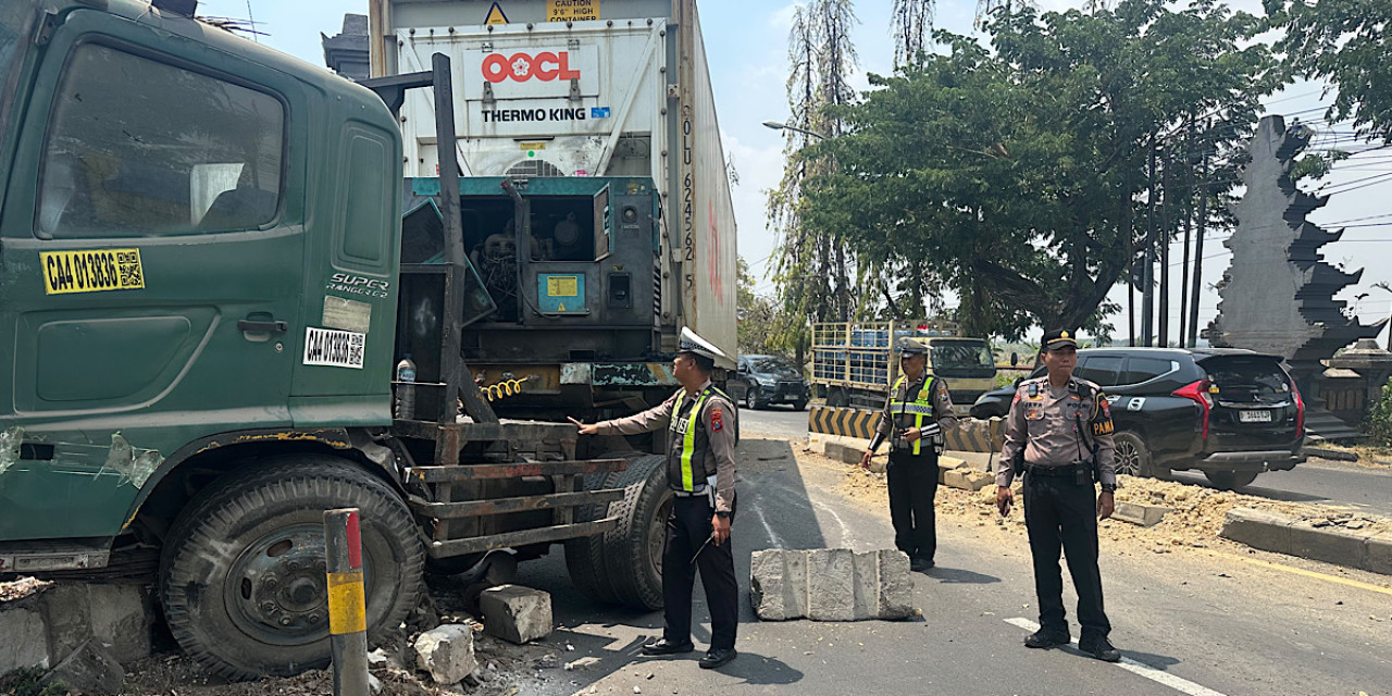 Evakuasi truk trailer yang mengalami kecelakaan tunggal di jalan poros Lamongan-Babat. (Foto: Humas Polres Lamongan for jatimnow.com)