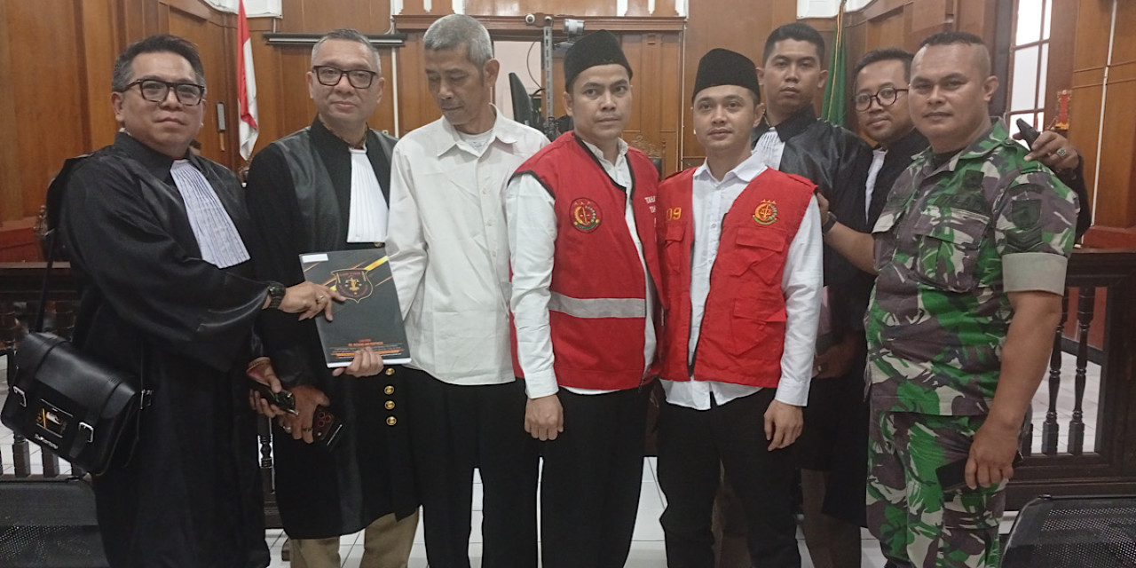 Ahmad Pauji, Endang Sumarna, dan Jun Meou bersama kuasa hukum usai persidangan di PN Surabaya. (Foto: Sujianto/jatimnow.com)