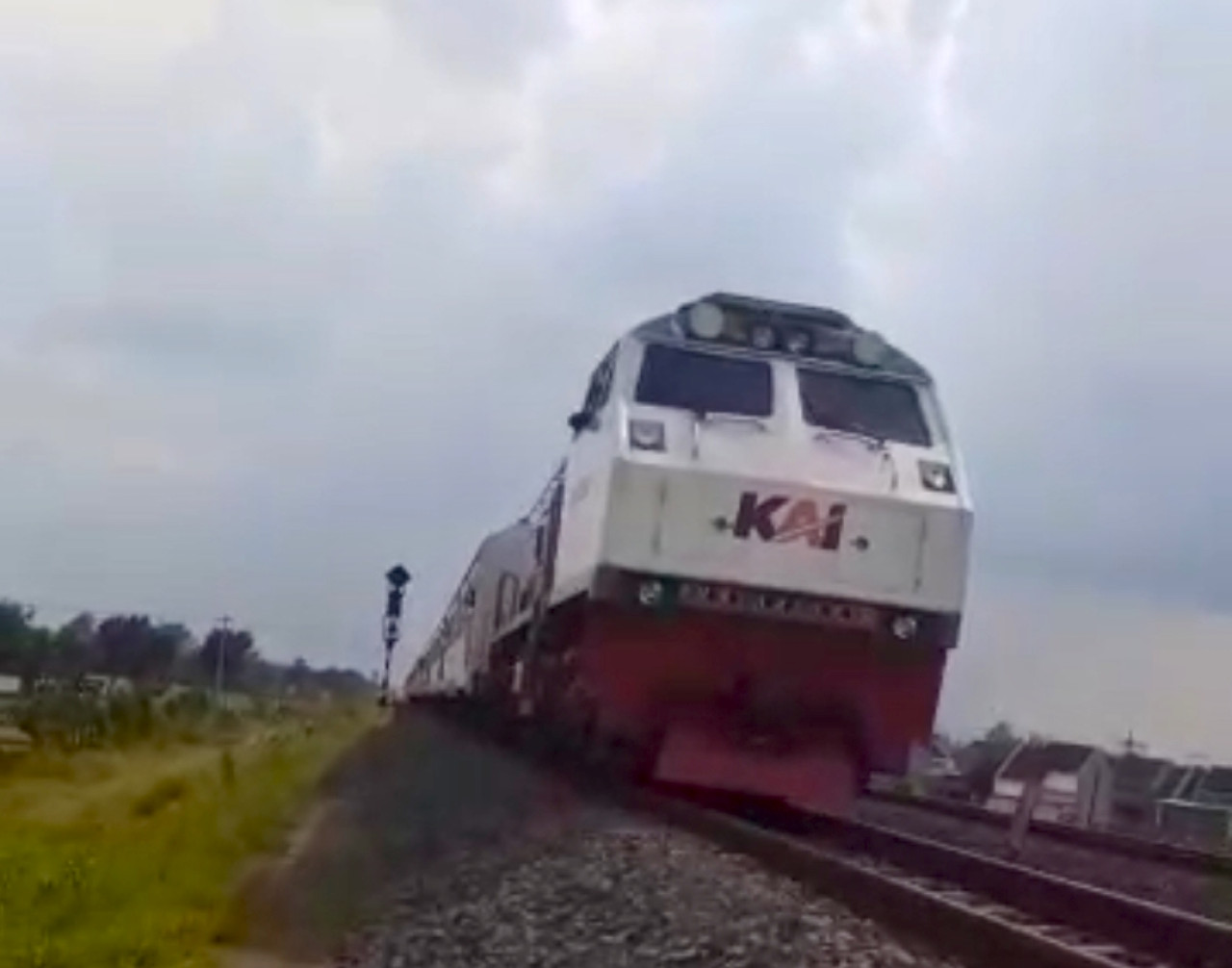 Perjalanan Kereta Api di Tulungagung Terganggu Akibat Temuan Batu Diatas Rel