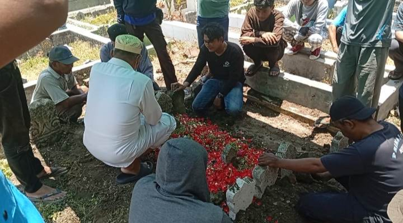 Jenazah Triyono Sopir Truk Korban KM Virgo Transport 8 Dimakamkan di Surabaya