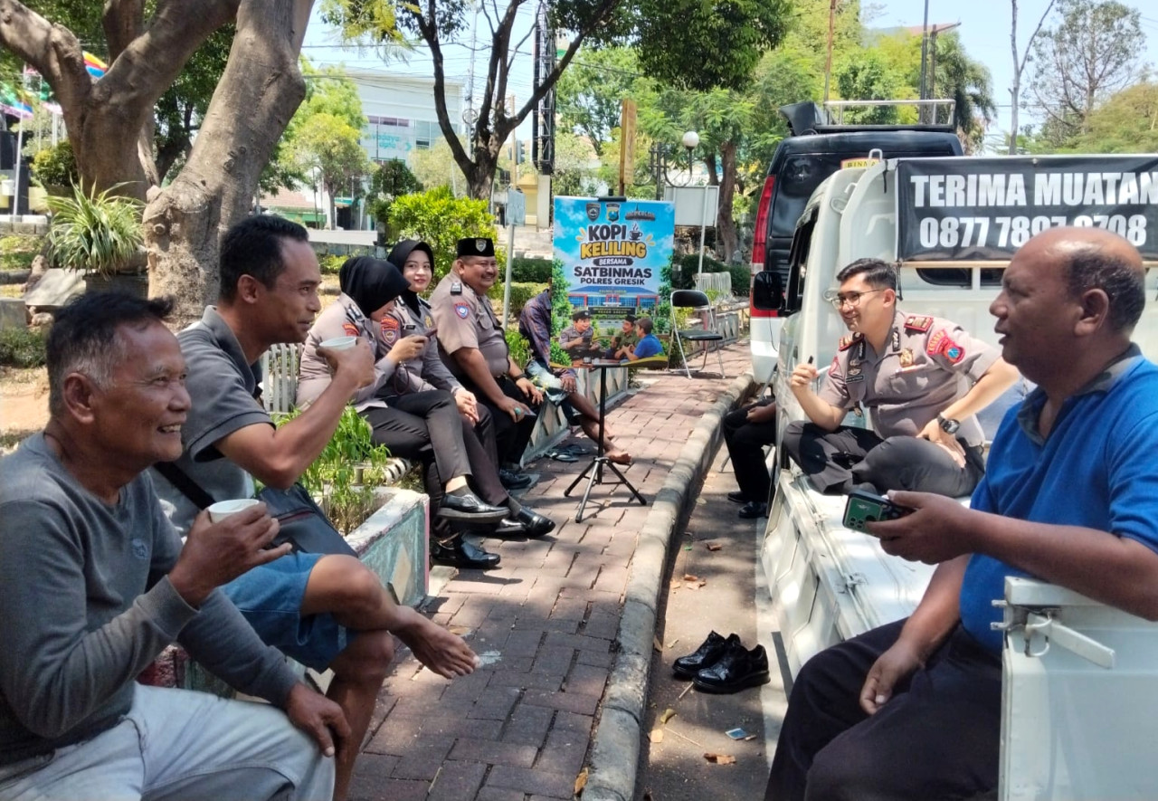 Satuan Binmas Polres Gresik saat ngopi bersama warga dalam kegiatan Kopi Keliling. (Foto: Humas Polres Gresik/jatimnow.com)