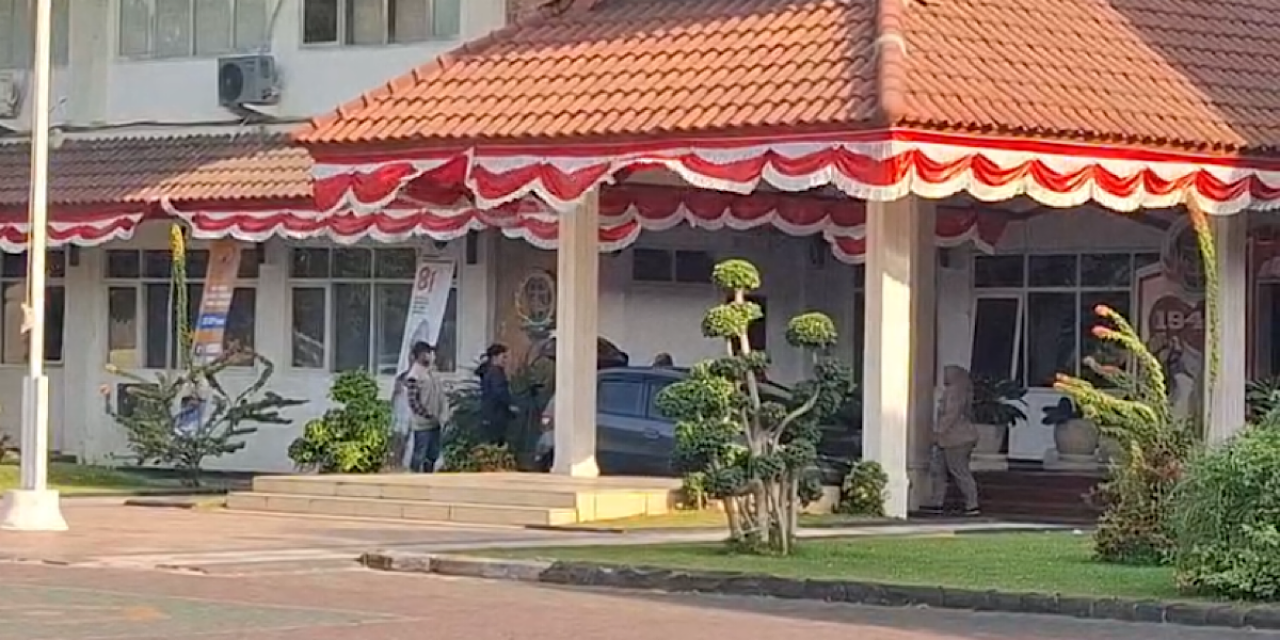 Komisi Pemberantasan Korupsi (KPK) saat menggeledah Kantor BPN Kota Mojokerto.