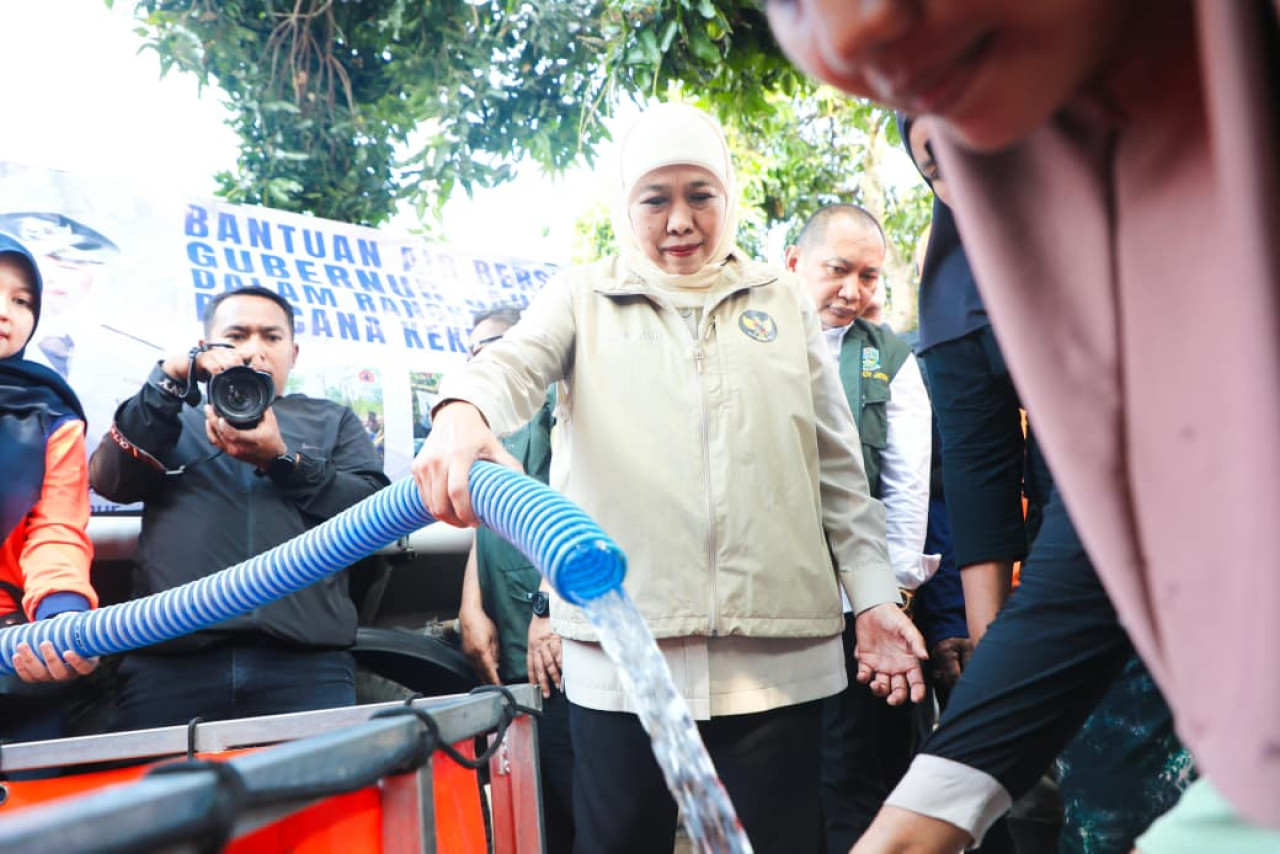 Gubernur Jawa Timur Khofifah Indar Parawansa saat menyalurkan air bersih di Kecamatan Lumbang. (Foto: Pemprov Jatim/jatimnow.com)
