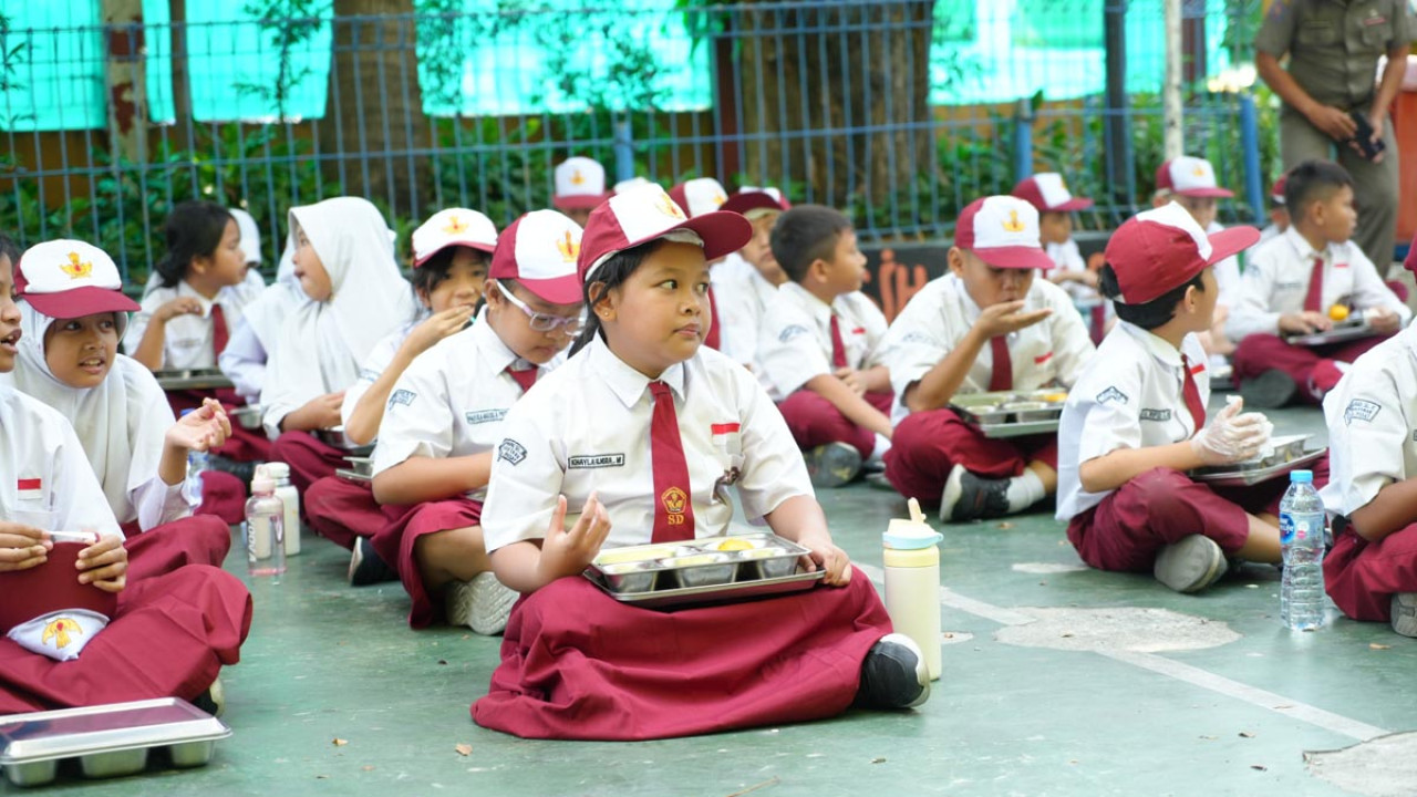 Sejumlah pelajar SD menikmati Makan Bergizi Gratis (MBG). (Foto/BGN)