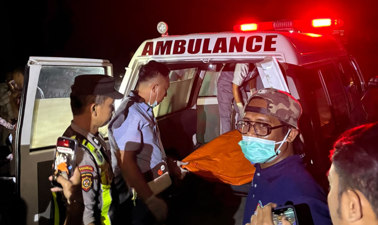 Jenazah dievakuasi ke RSUD dr. H. Moh. Anwar Sumenep untuk proses Visum et Repertum. (Foto: Humas Polres Sumenep)